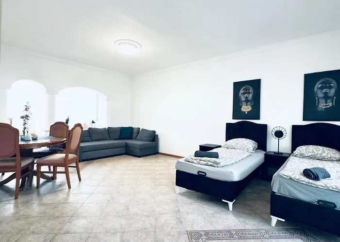 Apartman Cozy In A For Groups, 16-mins To Blumengaerten *