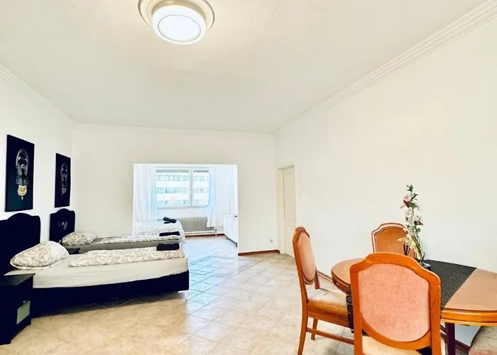 Apartman Cozy In A For Groups, 16-mins To Blumengaerten