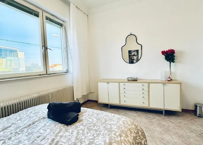Apartman Cozy In A For Groups, 16-mins To Blumengaerten *
