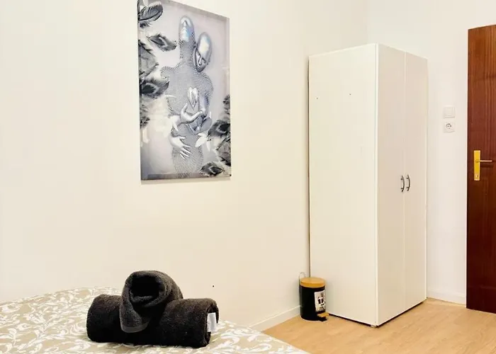 Cozy In A For Groups, 16-mins To Blumengaerten Apartman Bécs