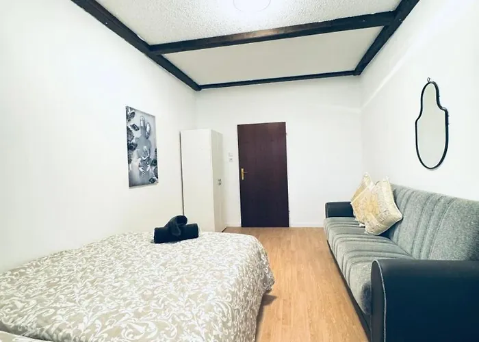 Apartman Cozy In A For Groups, 16-mins To Blumengaerten *