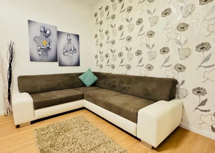 Apartman Cozy In A For Groups, 16-mins To Blumengaerten