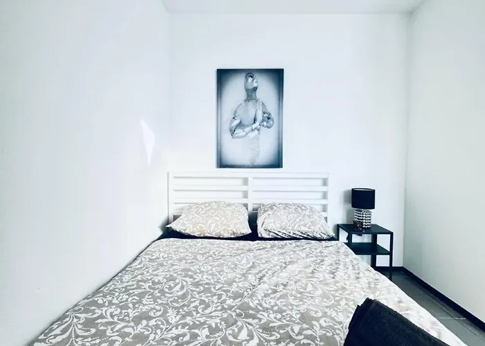 Apartman Cozy In A For Groups, 16-mins To Blumengaerten