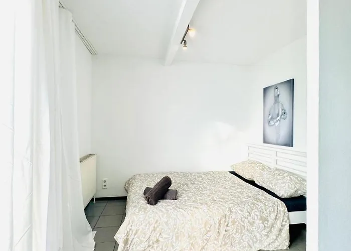 Apartman Cozy In A For Groups, 16-mins To Blumengaerten *