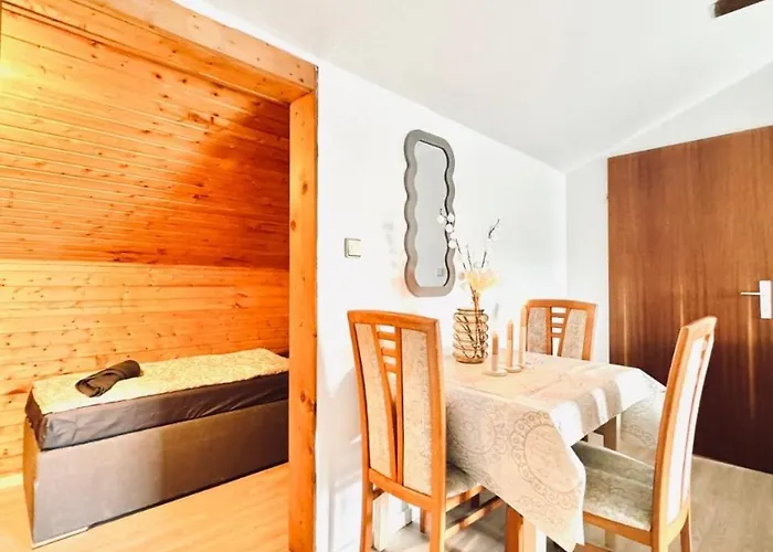 Apartman Cozy In A For Groups, 16-mins To Blumengaerten *